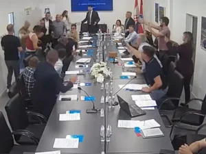 INCIDENT U BiH TOKOM SJEDNICE: Odbornik se potukao sa čuvarom (VIDEO)