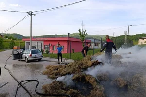 СИЈАЛИЦА НА ПРИКОЛИЦИ ЗАПАЛИЛА СИЈЕНО: Несвакидашња интервенција ватрогасаца у Рибнику (ФОТО)