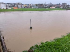 RASTE VODOSTAJ BOSNE, POJAVILA SE I KLIZIŠTA: Situacija u Doboju se komplikuje (FOTO/VIDEO)