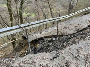 ПОСЉЕДИЦА ВИШЕДНЕВНИХ ПАДАВИНА: Нова клизишта у Зворнику, Лопарама и Сребреници