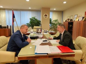 ПЛАТЕ, БОНУСИ И САВРЕМЕНИ УСЛОВИ РАДА: Шеранић и Шобот разговарали о унапређењу положаја запослених у здравству