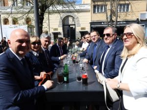 PREDAH PRED BROJNE AKTIVNOSTI: Dodik sa stranačkim kolegama na kafi u banjalučkom kafiću (FOTO)