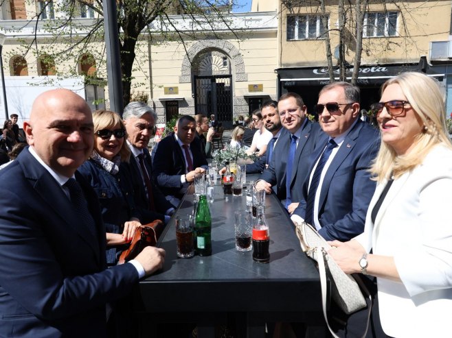 PREDAH PRED BROJNE AKTIVNOSTI: Dodik sa stranačkim kolegama na kafi u banjalučkom kafiću (FOTO)