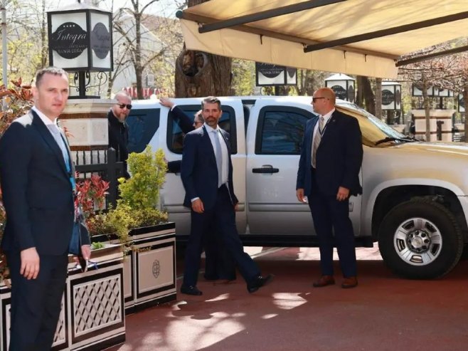 ПОВЕО И ВЈЕРЕНИЦУ СА СОБОМ: Ево ко је све стигао у делегацији са Трамповим сином (ВИДЕО)