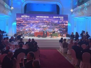 TRAMPOV SIN SE OBRAĆA U BANSKOM DVORU: Brojni zvaničnici Srpske prisustvuju panel diskusiji (FOTO)