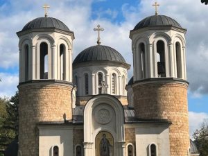 ВАНДАЛИ НЕ СТАЈУ: Свештеницима у Беранима буше гуме и гребу аутомобиле