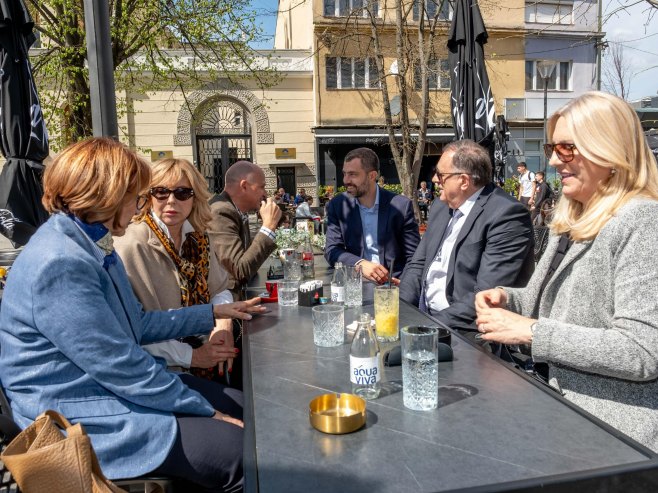 ОПУШТЕНО ДРУЖЕЊЕ У БАЊАЛУЦИ: Додик са мађарским амбасадором и сарадницима (ФОТО)