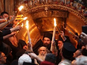 ЧУДО КОЈЕ СЕ ПОНАВЉА ОД ДАВНИНА: У храму Гроба Господњег у Јерусалиму православно свештенство призвало је Благодатни огањ, чији силазак означава видљиву појаву Светог Духа, али и истинитост Васкрсења Христовог.