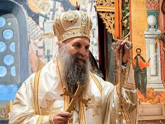 ПРИСУСТВОВАЛИ ВЈЕРНИЦИ ИЗ СВИХ КРАЈЕВА КиМ: Патријарх Порфирије служио на Васкрс литургију у Пећкој патријаршији