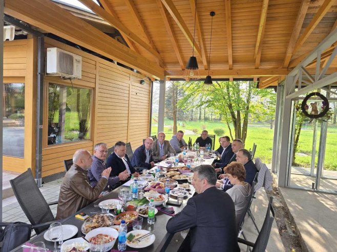 DODIK RAZGOVARAO SA PRIVREDNICIMA: Načelno dogovoreno uvođenje 13. neoporezive plate (FOTO)