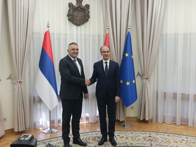 MINIĆ SA MACUTOM U BEOGRADU: Počeo sastanak