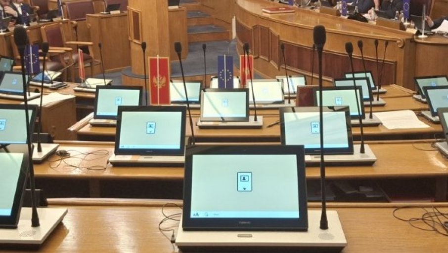 SRAMOTA: Crnogorska skupština odbila srpsku trobojku
