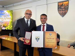  DARKO BANJAC DOBITNIK NAJVIŠEG PRIZNANJA OPŠTINE KOZARSKA DUBICA: Zlatni grb opštine priznanje koje obavezuje i u budućnosti (FOTO)