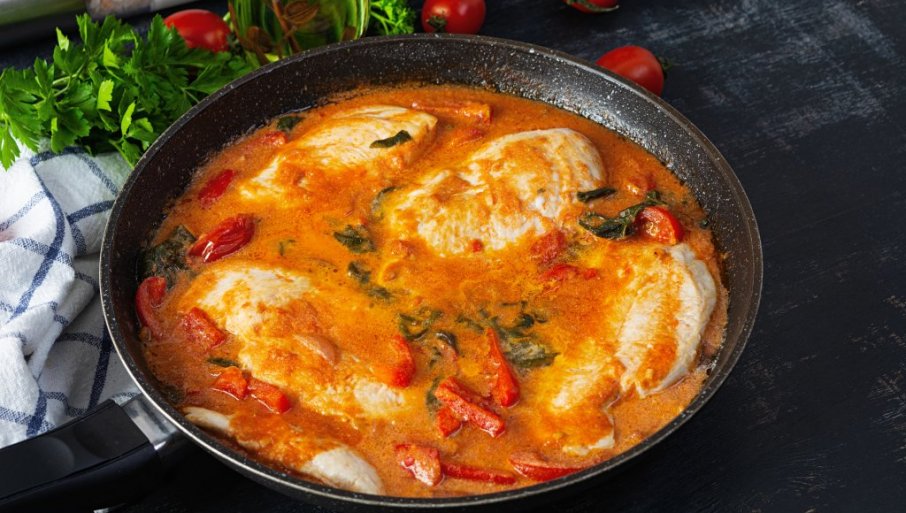 PILEĆI FILE U PARADAJZ SOSU: Idealo za svaki obrok