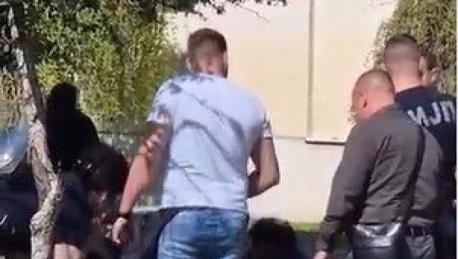 SNIMAK HAPŠENJA MALOLJETNOG UBICE IZ OBRENOVCA: Savladalo ga pet policajaca kada se vratio na mjesto zločina (VIDEO)