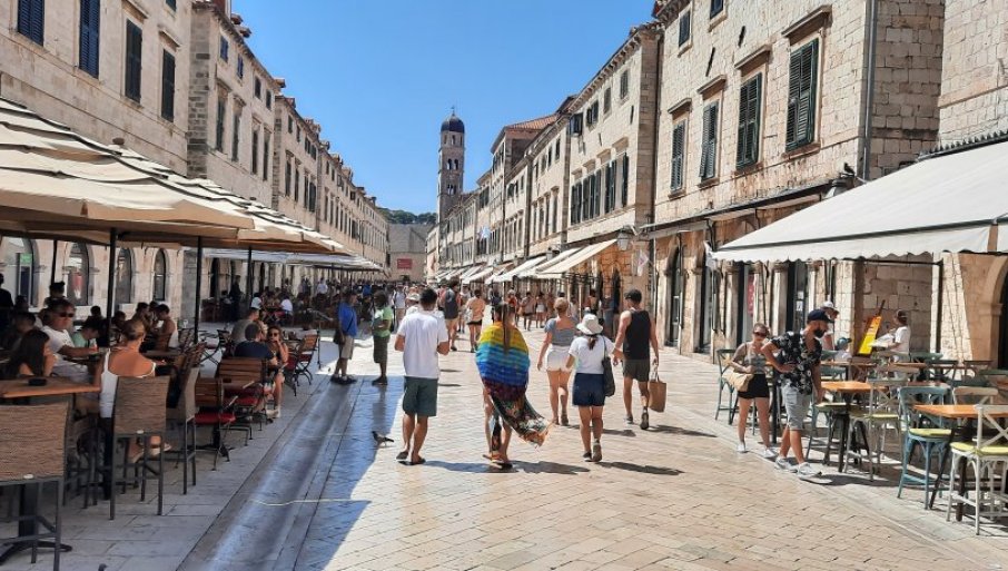 SEZONCI HRLE NA JADRAN: Hrvatska traži oko 70.000 radnika, plate od 1.000 do 3.000 evra