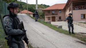 KURTIJEVOJ POLICIJI SMETA SVE SRPSKO: Uhapsili mladića zbog natpisa na majici