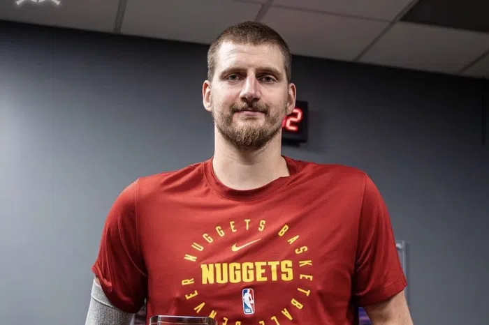 „NJEGA TREBA DA STAVE OVDJE…“ Jokić primio dvije velike nagrade, pa „pecnuo“ NBA (VIDEO)
