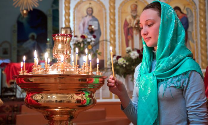 ŠTA DJEVOJKE TREBA DA URADE UOČI VELIKOG ČETVRTKA? Vjeruje se da će im momak za kog će se udati doći u snove ako ispoštuju običaje