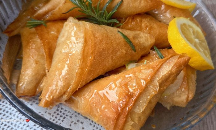 ODUŠEVITE GOSTE: Recept za medene trougliće sa jabukama i orasima