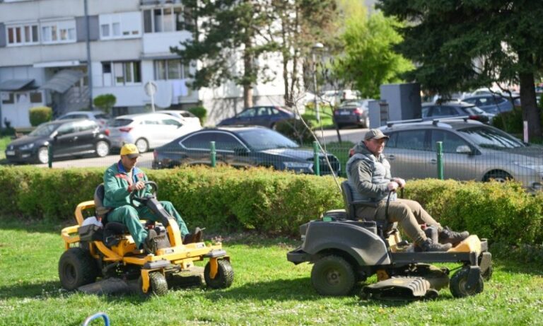 KOSILICE UVELIKO RADE: Nakon kišnog perioda nastavljeno uređenje zelenila u Banjaluci
