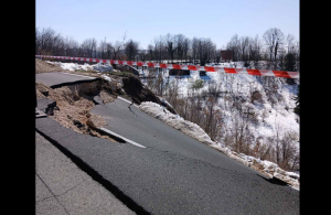 ASFALT SE RASPADA ZBOG KLIZIŠTA: Saobraćaj u potpunosti obustavljen na putu Bijeljina – Tuzla (FOTO)