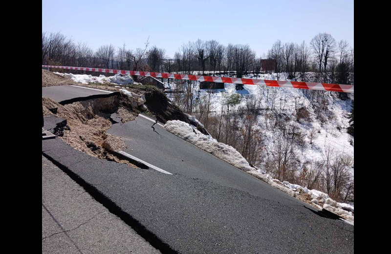 ASFALT SE RASPADA ZBOG KLIZIŠTA: Saobraćaj u potpunosti obustavljen na putu Bijeljina – Tuzla (FOTO)