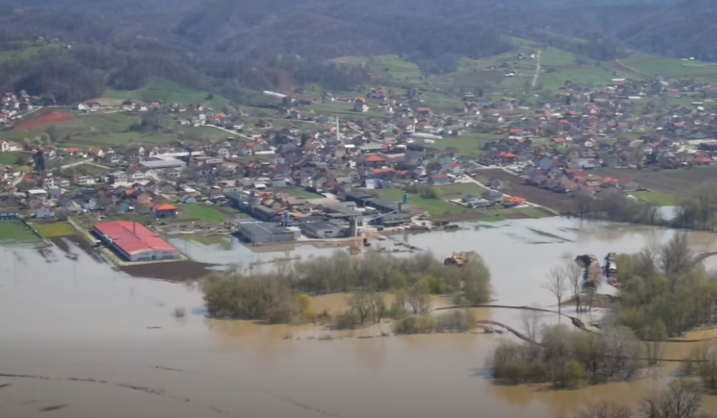 IZLILA SE SPREČA: Područje Gračanice pod vodom, proglašeno vanredno stanje (VIDEO)