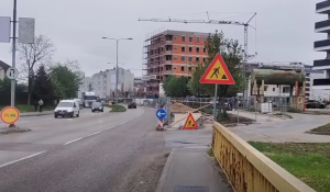 PJEAŠACIMA I VOZAČIMA GLAVA SVAKODNEVNO „U TORBI“: Ovo je trenutno najopasnije mjesto u Banjaluci (VIDEO)