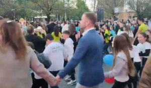 STANIVUKOVIĆ SE UHVATIO U KOLO SA ŽENAMA: Opšte veselje u centru Banjaluke povodom Dana grada (VIDEO)
