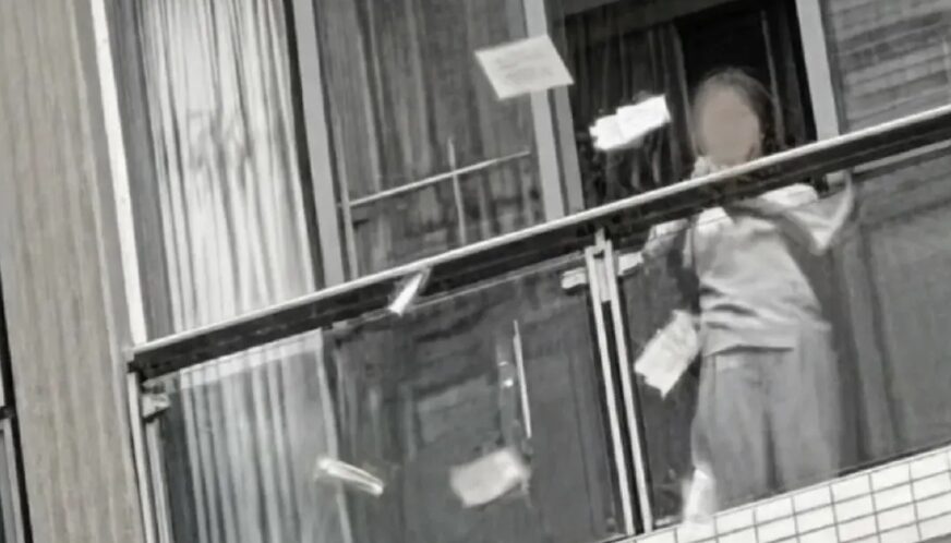 PARE IM „PADALE SA NEBA“: Žena bacala hiljade dolara sa balkona, a prolaznici ostali u šoku (VIDEO)