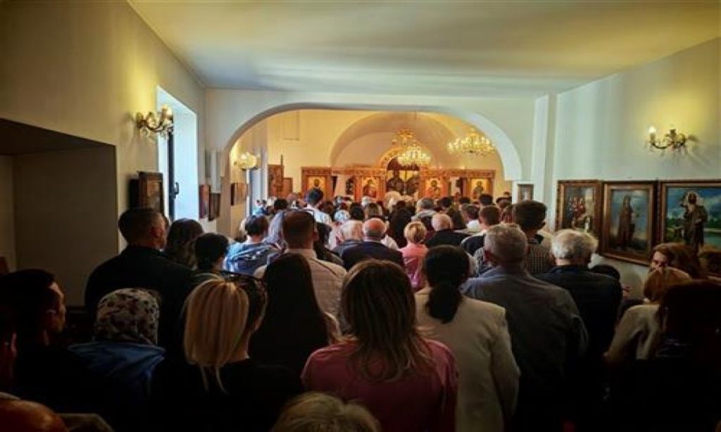 ОКУПИО СЕ ВЕЛИКИ БРОЈ ВЈЕРНИКА: Служена васкршња литургију у цркви у Сплиту