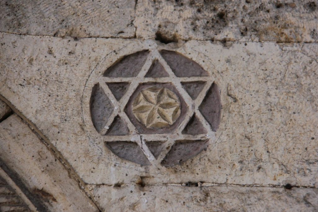 MISTERIJA ŠESTOKRAKE ZVIJEZDE: Uokvireni cvijet sa laticama je drevni motiv u Crkvi Svetog Nikole u Foči (FOTO)