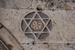 MISTERIJA ŠESTOKRAKE ZVIJEZDE: Uokvireni cvijet sa laticama je drevni motiv u Crkvi Svetog Nikole u Foči (FOTO)