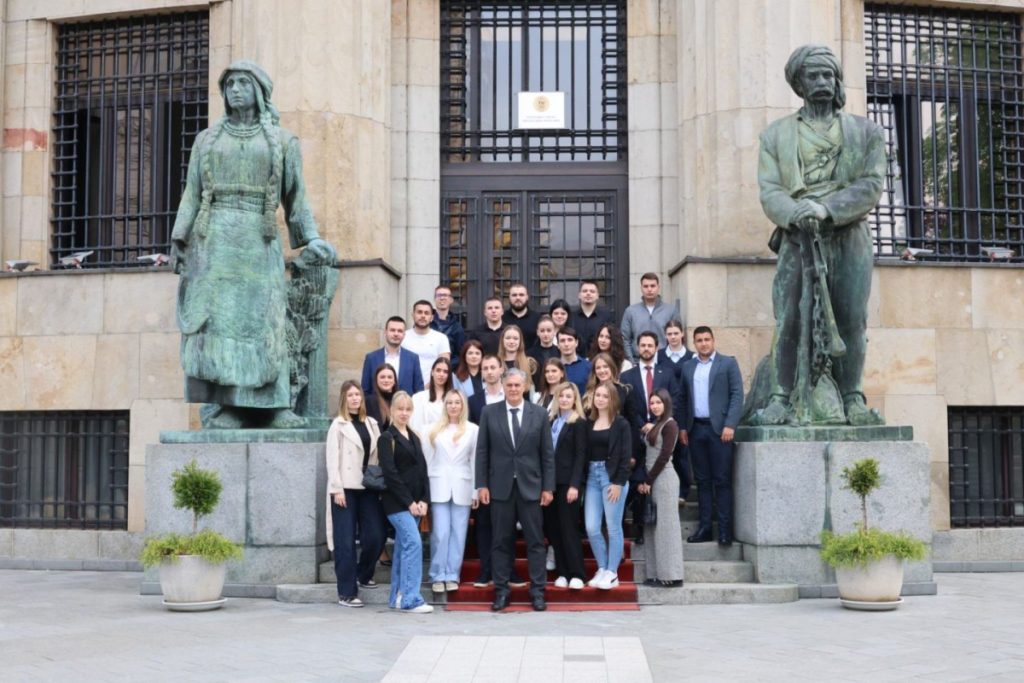 KARAN SA STUDENTIMA PRAVNOG FAKULTETA: Budućnost društva i najveći potencijal Srpske (FOTO)