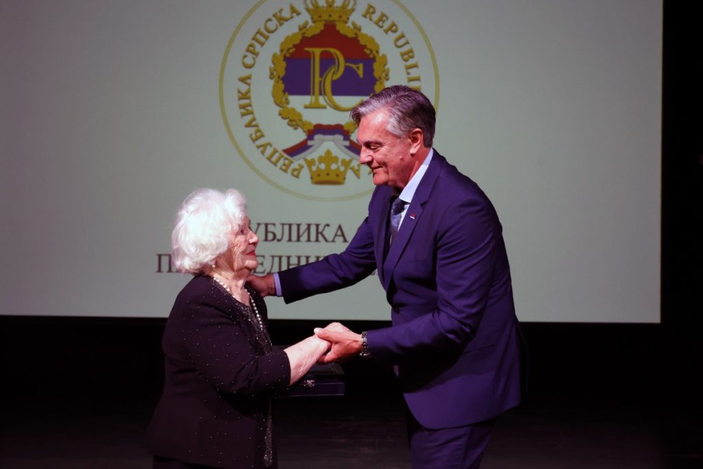 PREŽIVJELA HEROINA IZ JASENOVCA: Jelena Buhač Radojčić dobila odlikovanje za svoju žrtvu (FOTO)