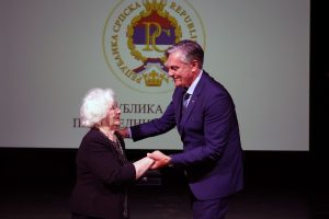 PREŽIVJELA HEROINA IZ JASENOVCA: Jelena Buhač Radojčić dobila odlikovanje za svoju žrtvu (FOTO)