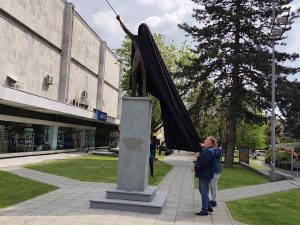 ОТКРИВЕНА СТАТУА НИКОЛЕ ТЕСЛЕ У ГРАДИШЦИ: Прошло је 100 година од отварања прве парне електране (ФОТО)