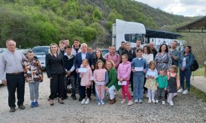 UPRKOS ZABRANI NA JARINJU: Uručene stipendije i vozilo za srpsku djecu na Kosovu i Metohiji (FOTO)