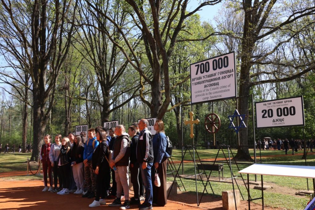 OBILJEŽAVANJE DANA SJEĆANJA: Brojni građani pristižu u Donju Gradinu, služena liturgija