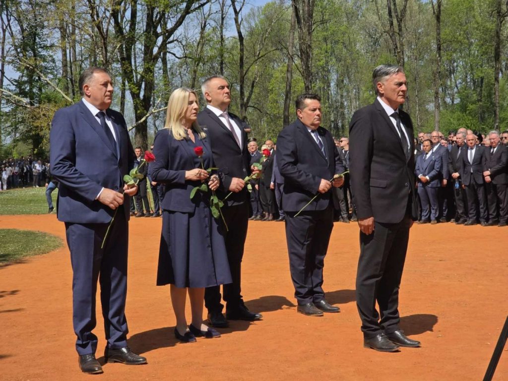 (UŽIVO)DAN SJEĆANJA NA ŽRTVE GENOCIDA: Položeni vijenci (FOTO)