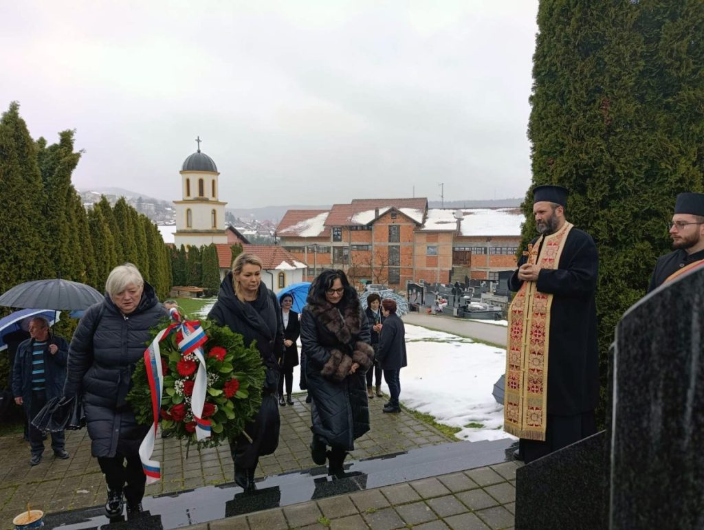 ПОРОДИЦЕ И ДАНАС ТРАЖЕ ПРАВДУ ЗА ЗВЈЕРСКИ УБИЈЕНЕ СРБЕ: Служен парастос поводом 30 година од отварања масовне гробнице у Мркоњић Граду (ФОТО)