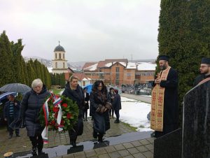 ПОРОДИЦЕ И ДАНАС ТРАЖЕ ПРАВДУ ЗА ЗВЈЕРСКИ УБИЈЕНЕ СРБЕ: Служен парастос поводом 30 година од отварања масовне гробнице у Мркоњић Граду (ФОТО)