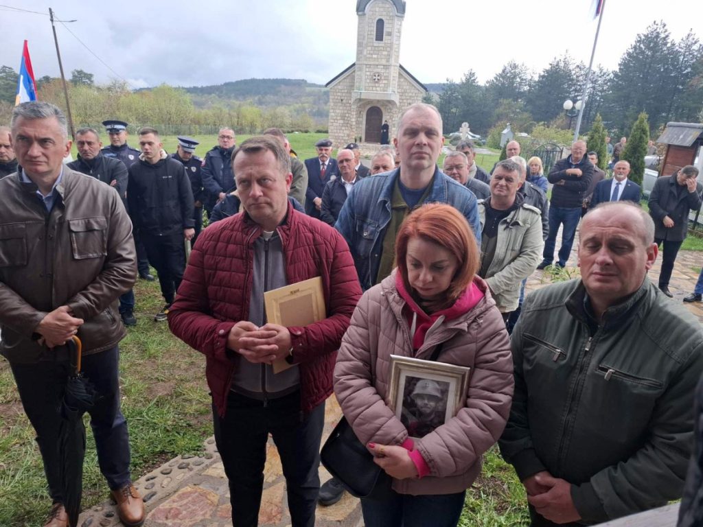 HEROJI IZ VIŠEGRADA KOJI SE NE ZABORAVLJAJU: U manastiru otkrivena ploča za 12 poginulih boraca (FOTO)