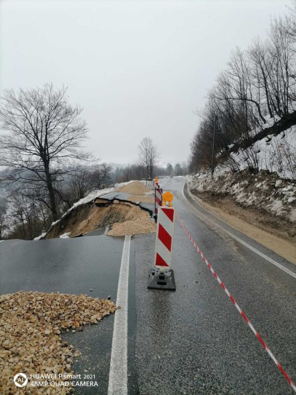 OPASNOST NA PUTU: Odron na magistralnom putu kod Tuzle (FOTO)