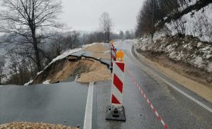 OPASNOST NA PUTU: Odron na magistralnom putu kod Tuzle (FOTO)