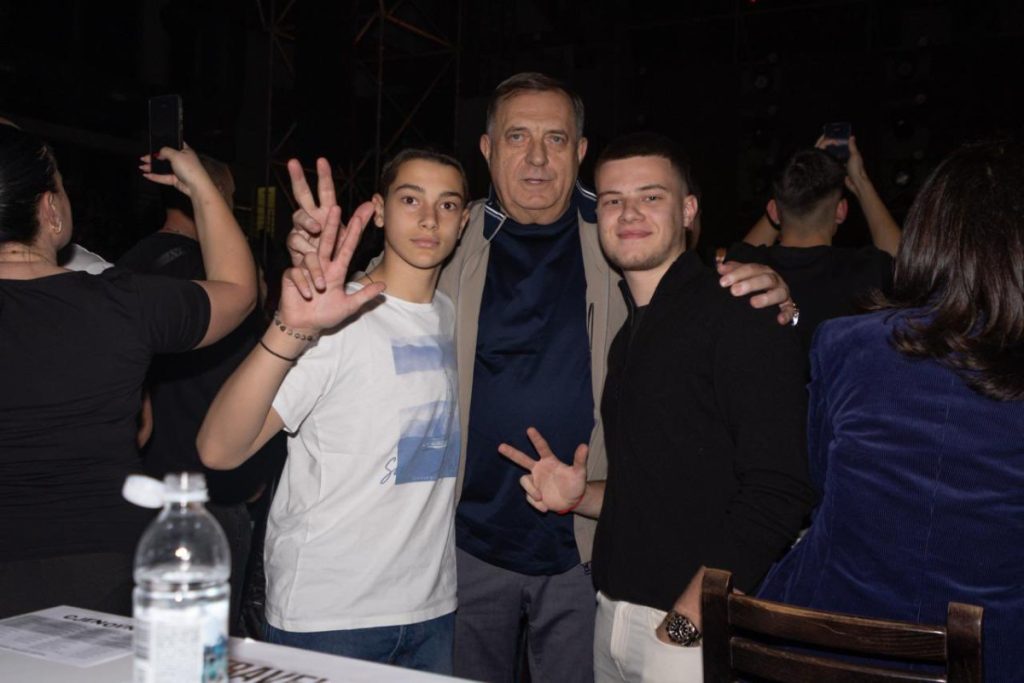 „NIŠTA LJEPŠE OD PROVODA SA UNUCIMA“: Dodik se pohvalio kako mu je bilo na koncertu Aleksandre Prijović (FOTO)