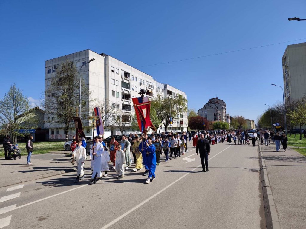 DJECA SA GRANČICAMA VRBE U SVEČANOJ LITIJI: U Gradišci obilježena Lazareva subota (FOTO)
