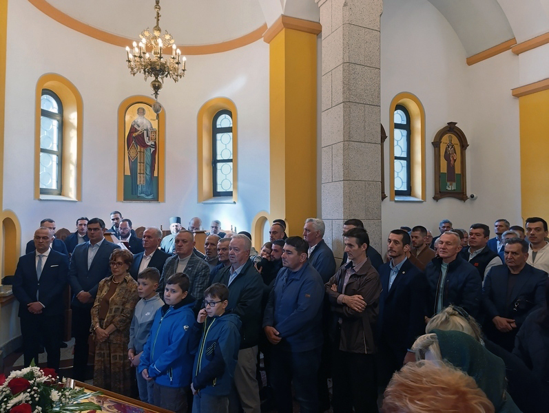 SVEČANO I MOLITVENO: Manastir Osovica proslavio Blagovijesti uz veliki broj vjernika (FOTO)