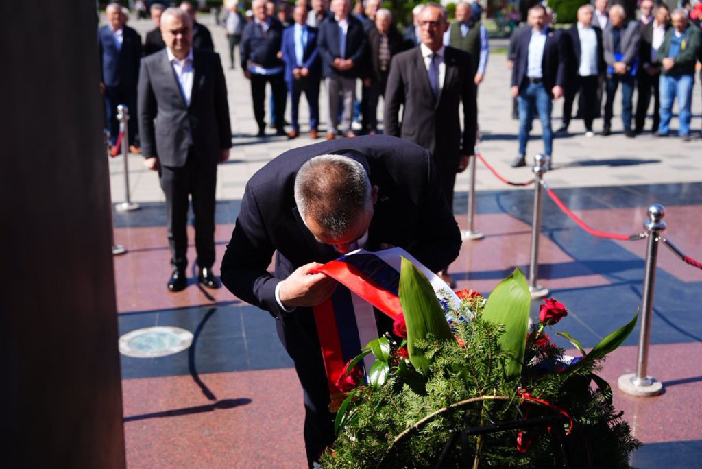 SRPSKA PAMTI HEROJE: Minić, Ostojić i Stevanović odali počast poginulim borcima Semberije (FOTO)